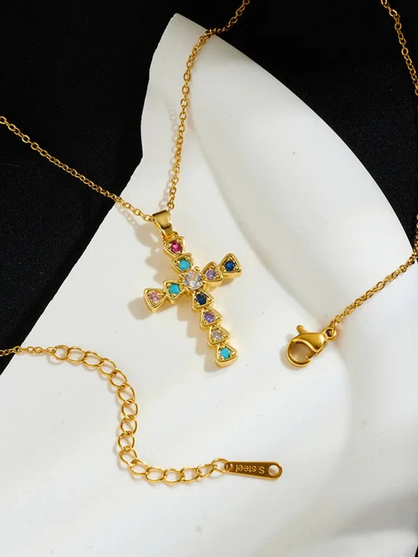 Collier Pendentif Croix en Zircon Lucy