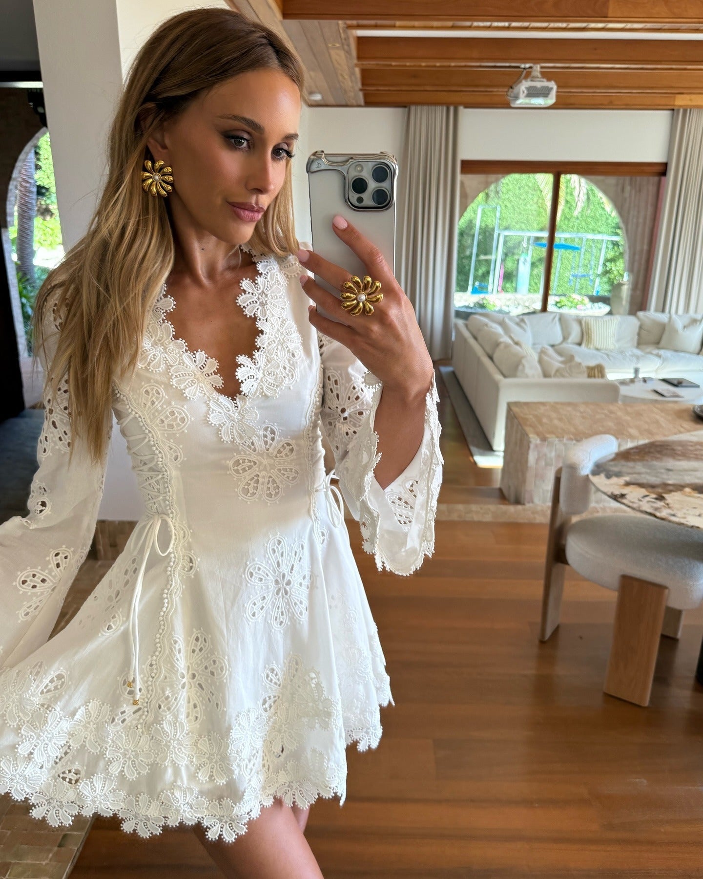Sophia robe courte en dentelle, ajustable sur le côté
