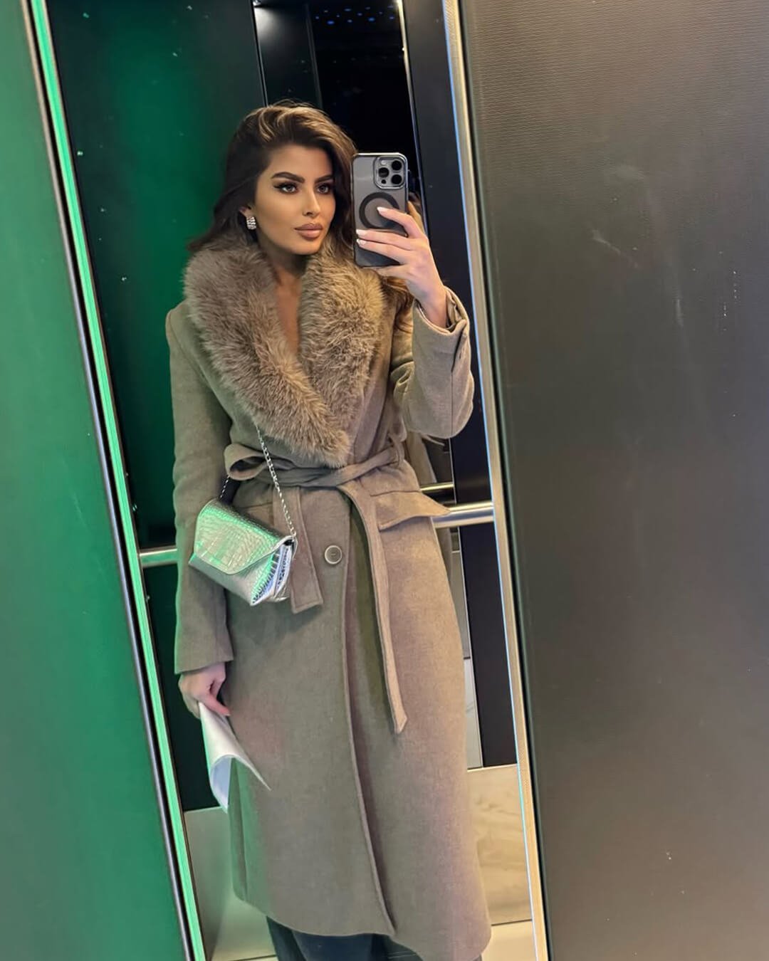 Manteau long Lola avec col en fausse fourrure