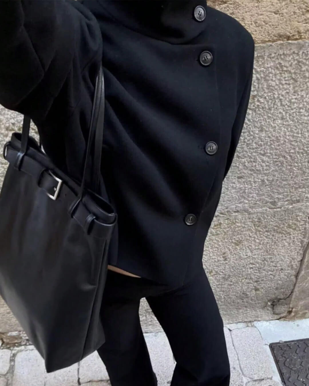 Manteau Monica Rose à boucle et col montant