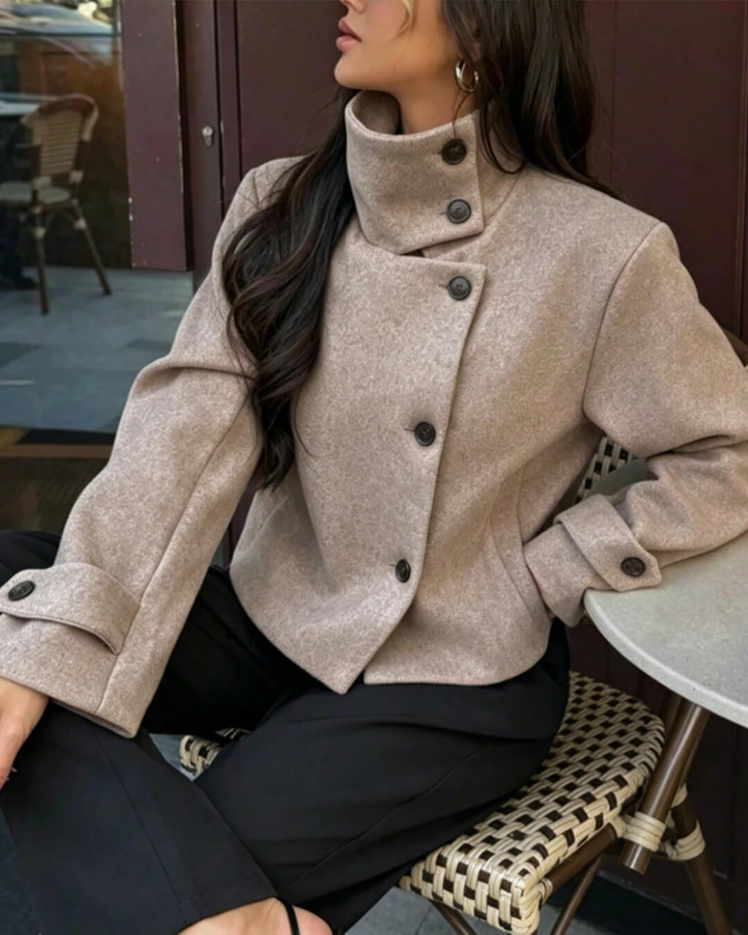Manteau Monica Rose à boucle et col montant