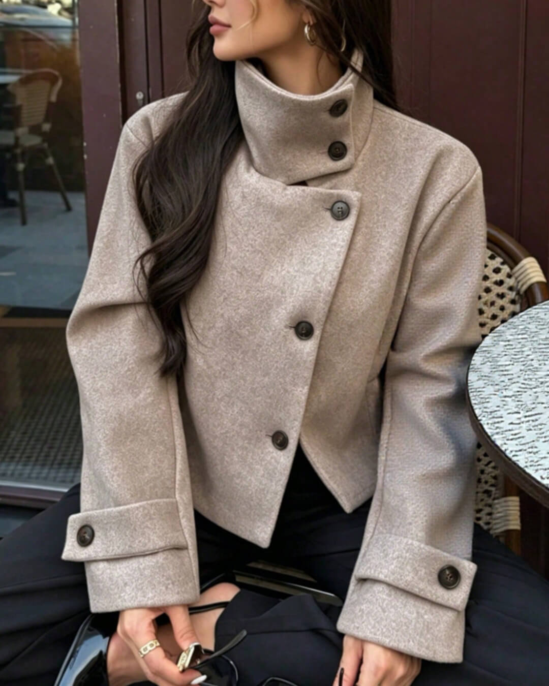 Manteau Monica Rose à boucle et col montant