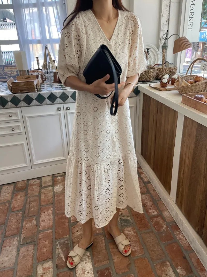 Robe longue brodée à col en V Zelia
