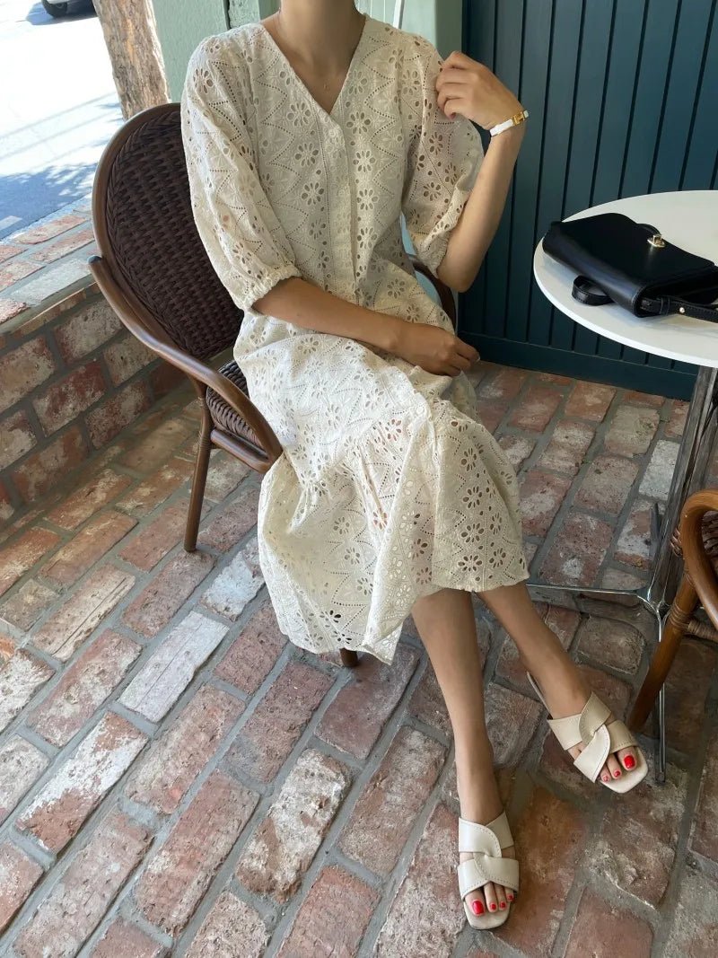 Robe longue brodée à col en V Zelia