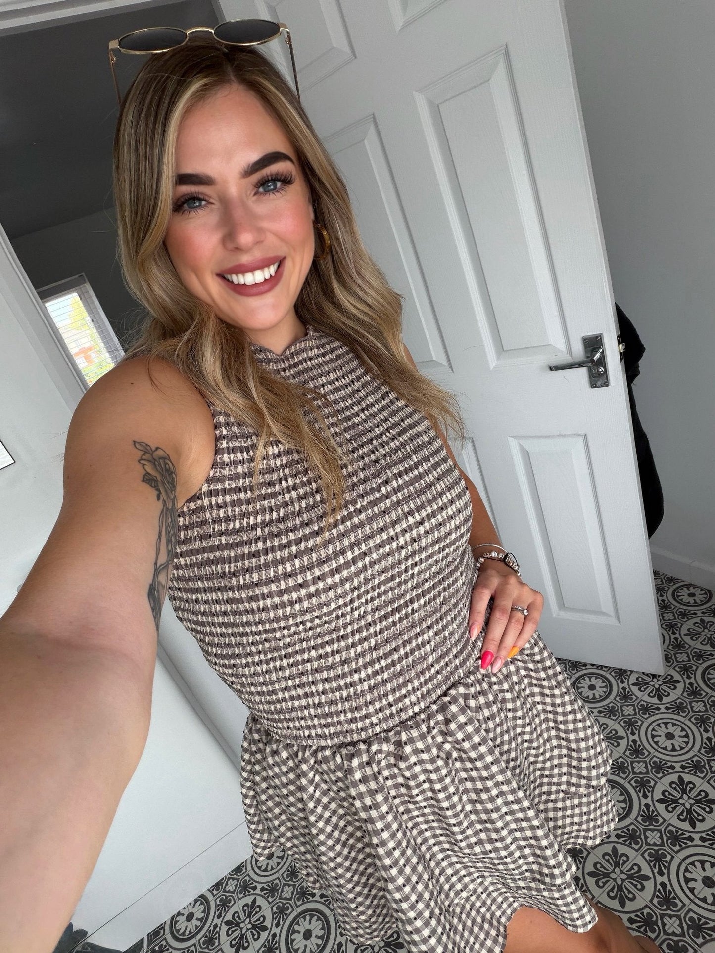 Robe courte à carreaux Linda avec smocks