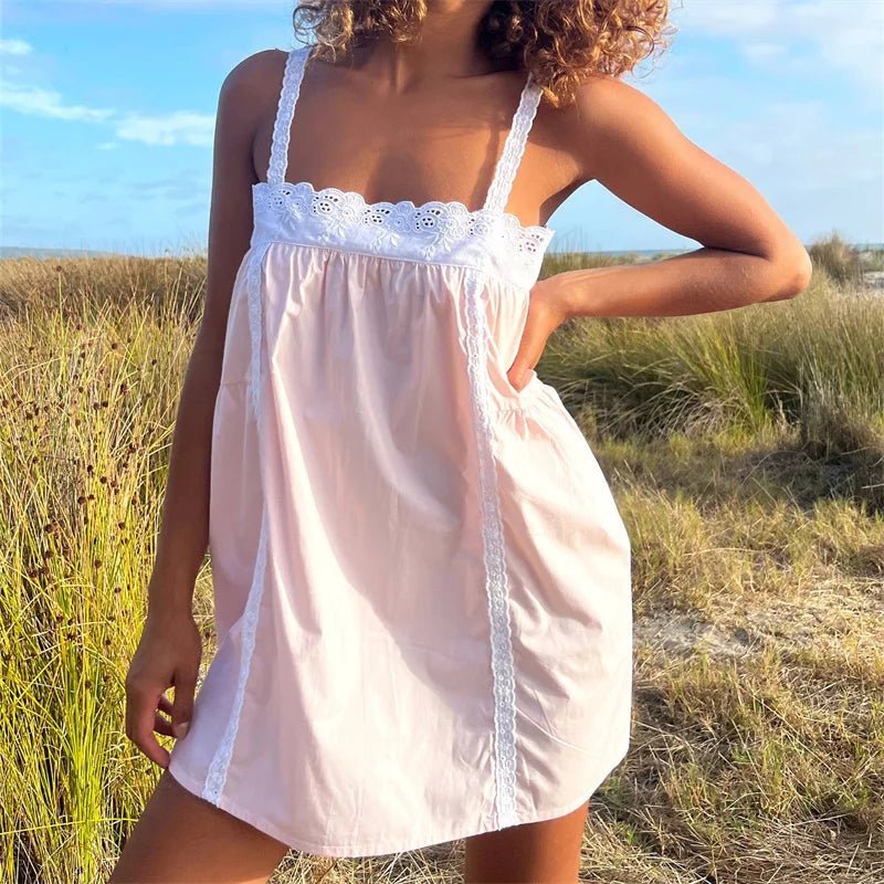 Robe babydoll mini Liora à bordure dentelle