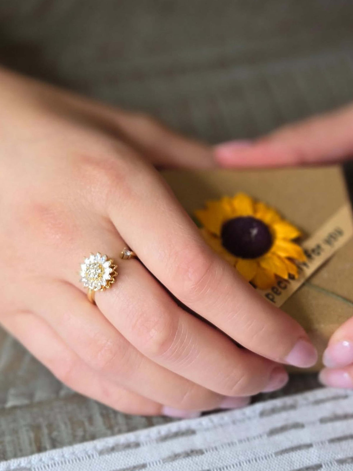 ZEYA - Flower Spinner Ring