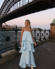 Robe satin maxi Jamila à volants en étages