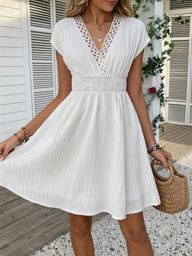 Robe ajustée à col en V en dentelle française Lorelei