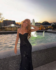 Robe de soirée Scarlett avec appliqués et lien au dos